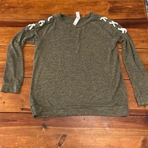 Soft long sleeve with Criss cross shoulders